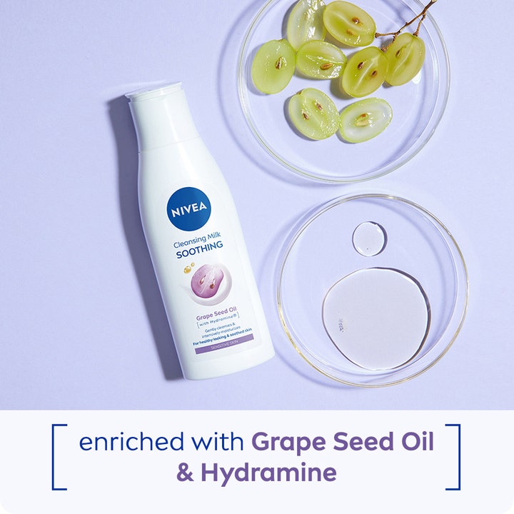 NIVEA Cleansing Milk Soothing 200 ml ansiktsrens med druekjerneolje i hvit flaske ved siden av grønne druer