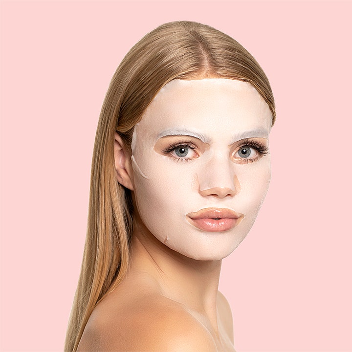 Starskin Pink Cactus Mask 25 g fuktighetsgivende sheetmaske påført en kvinne for glød mot rosa bakgrunn.