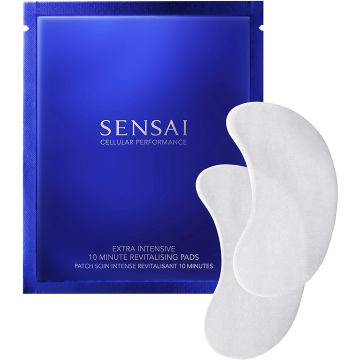 Sensai Cellular Performance Extra Intensive 10 Minute Revitalising Pads revitaliserende øyemasker i blå pose med to hvite pads.