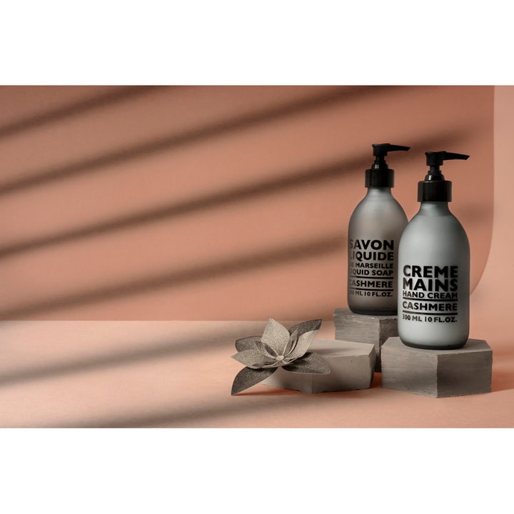 Compagnie de Provence Hand Cream Cashmere 300 ml fuktighetsgivende håndkrem i grå pumpeflaske på steinsokkel.