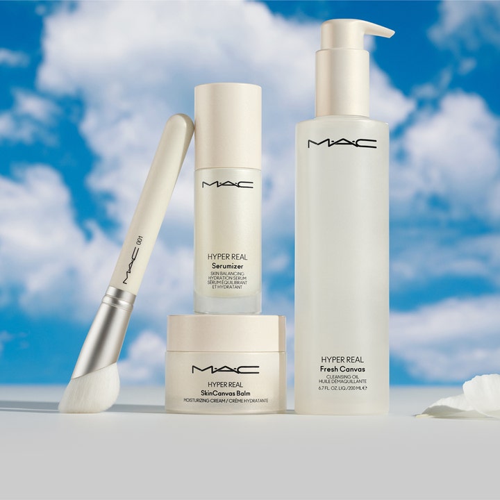 MAC Cosmetics Serum + Moisturizer Brush 1 stk vinklet børste for hudpleie vist med Hyper Real-serien mot en blå himmel