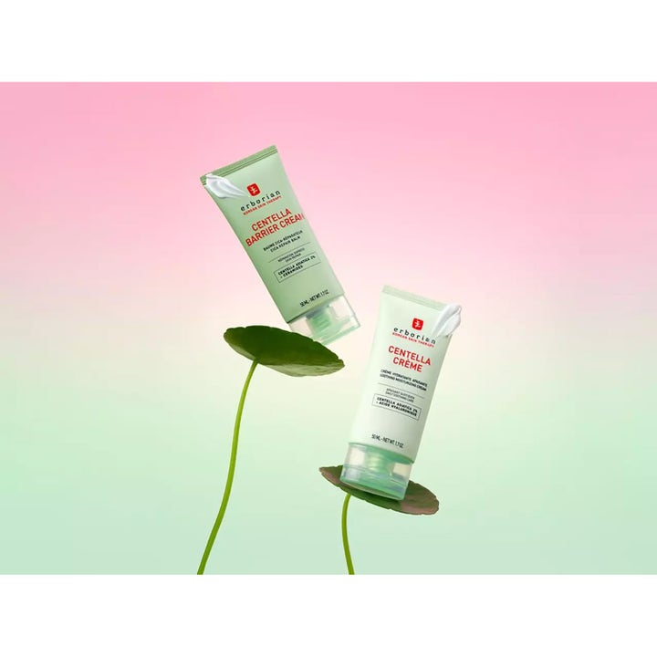 Erborian Centella Barrier Cream 50 ml beroligende ansiktskrem på grønne blader med rosa bakgrunn
