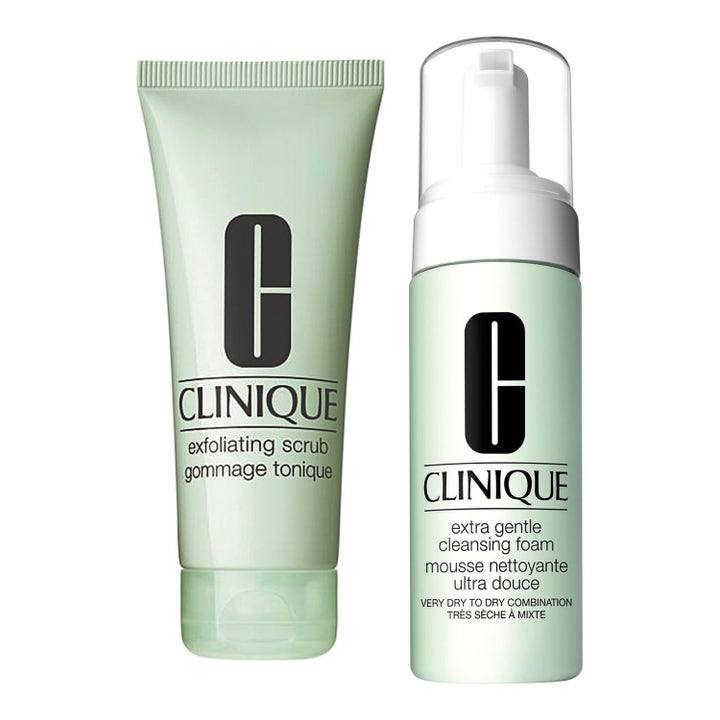 Clinique Exfoliating Scrub og Extra Gentle Cleansing Foam ansiktspleie i lysegrønn tube og pumpeflaske