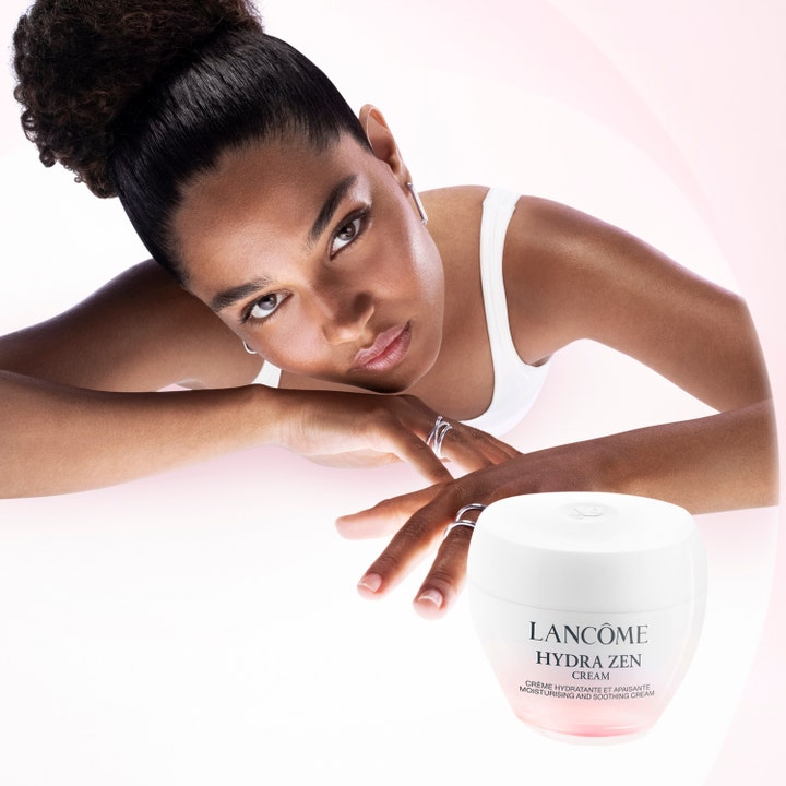 Lancôme Advanced Hydrazen Day Cream 75 ml beroligende dagkrem i glasskrukke ved siden av en kvinne