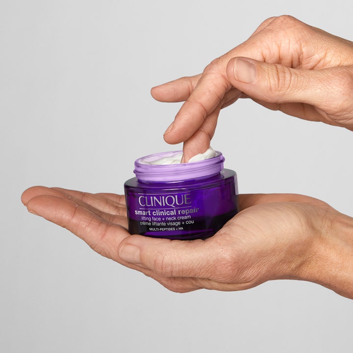 Clinique Smart Clinical Repair Lifting Face + Neck Cream 50 ml løftende ansiktskrem i lilla krukke med hvit tekstur