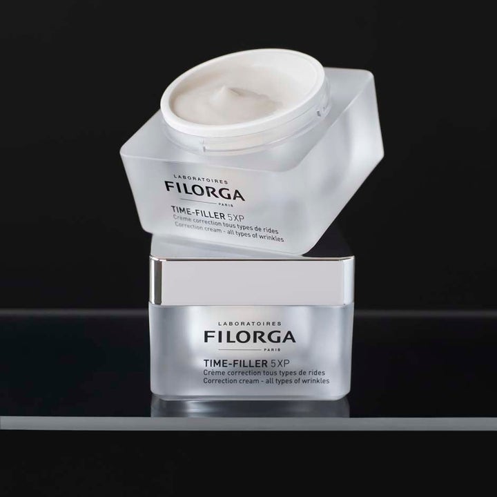 Filorga Time-Filler 5XP anti-wrinkle ansiktskrem i frostet glasskrukke med kremet hvit tekstur som reduserer rynker.