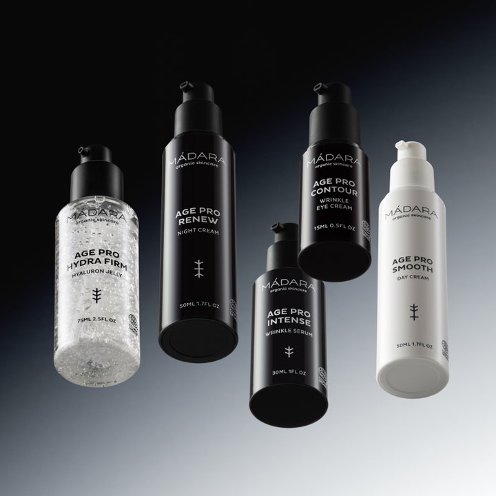 MÁDARA AGE PRO Intense Wrinkle Serum 30 ml utglattende rynkeserum i svart pumpeflaske vist i en produktserie.