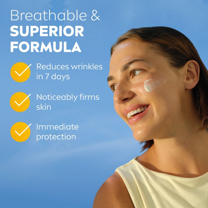 NIVEA UV Face Anti-Age Q10 Cream 40 ml solkrem som reduserer rynker vist på smilende kvinne utendørs.