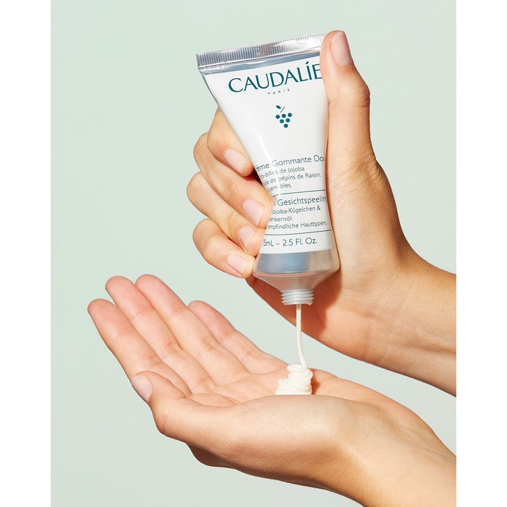 Caudalie Vinoclean Gentle Buffing Cream 75 ml eksfolierende ansiktspeeling som trykkes ut i en håndflate