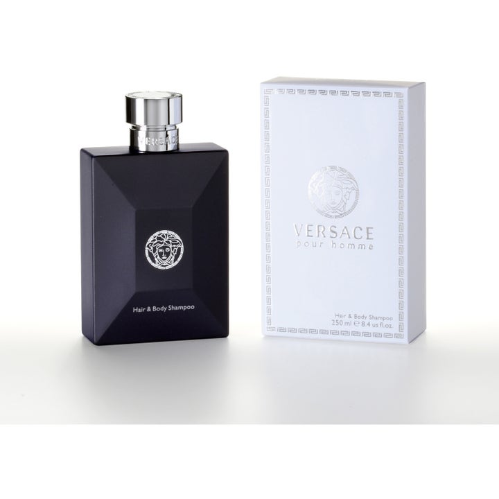 Versace Pour Homme 250 ml dusjsåpe i sort kantete flaske med sølvdetaljer ved siden av hvit eske med logo