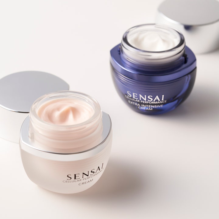 Sensai Cellular Performance Cream 40 ml fuktighetsgivende dagkrem i åpne krukker med rik tekstur og sølvfargede lokk