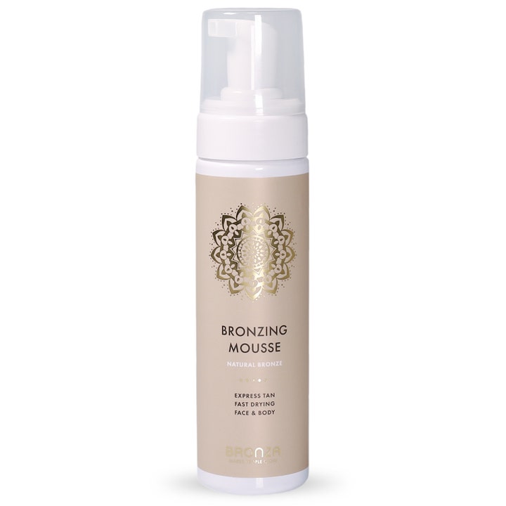 Bronza Bronzing Mousse Natural Bronze 200 ml selvbruning gir naturlig glød i hvit pumpeflaske med gullmønster.