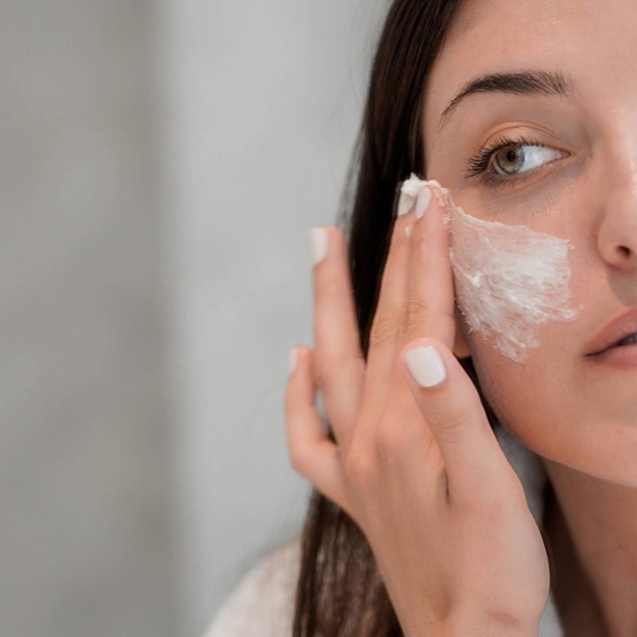 Codage Paris The Moisturizing Mask 50 ml er en fuktighetsgivende ansiktsmaske som påføres i et tykt lag på huden.