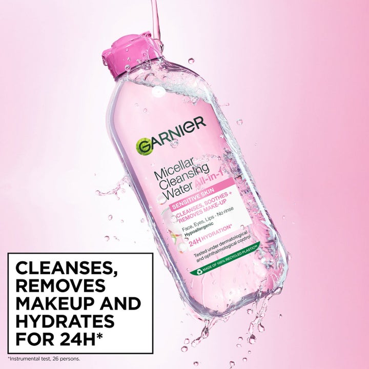 Garnier Micellar Cleansing Water ansiktsrens fjerner sminke i gjennomsiktig flaske med rosa kork og vannsprut.