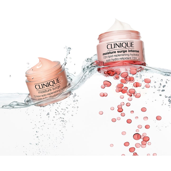 Clinique Moisture Surge Intense 72-Hour 30 ml fuktighetsgivende ansiktskrem i rosa krukker omgitt av vann og dråper