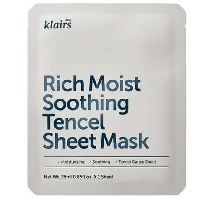 Klairs Rich Moist Soothing Tencel Sheet Mask 25 ml fuktighetsgivende ansiktsmaske i hvit pose med mørk blå tekst.