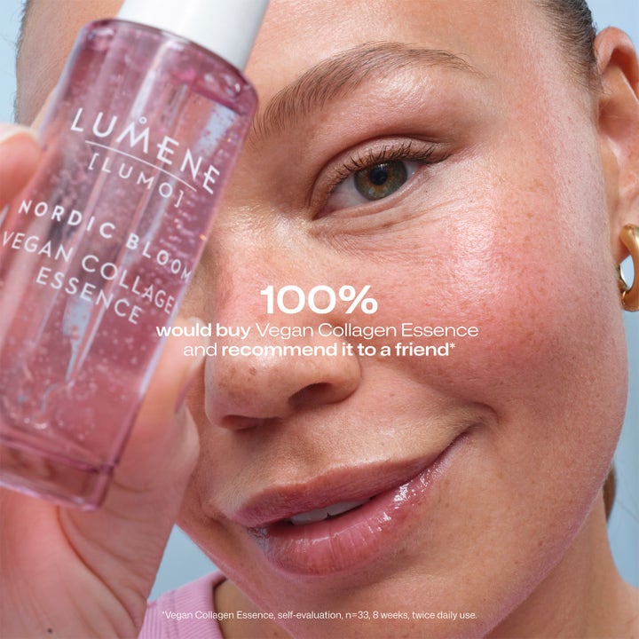 Lumene Vegan Collagen Essence 30 ml oppstrammende serum i rosa flaske vist på en person med naturlig glød