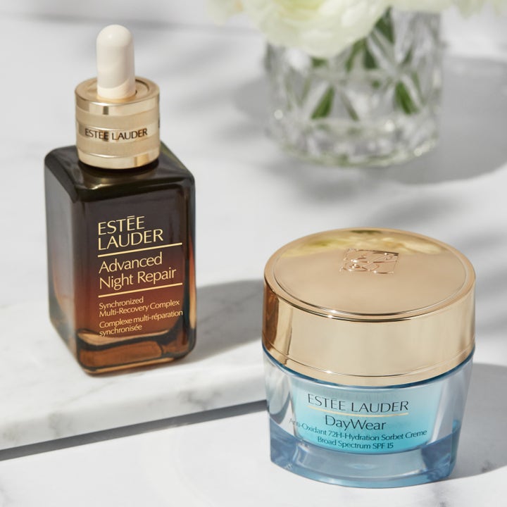 Estée Lauder DayWear Anti-Oxidant Creme 30 ml beskyttende dagkrem i lyseblå glasskrukke med gullokk på marmor