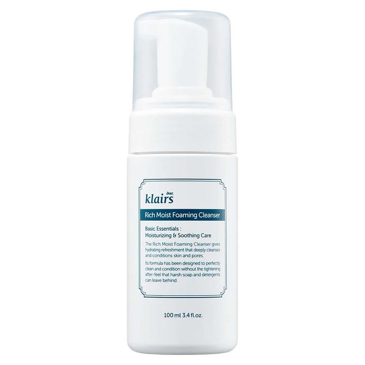 Klairs Rich Moist Foaming Cleanser 100 ml fuktighetsgivende ansiktsrens i hvit plastflaske med pumpe og klart lokk.