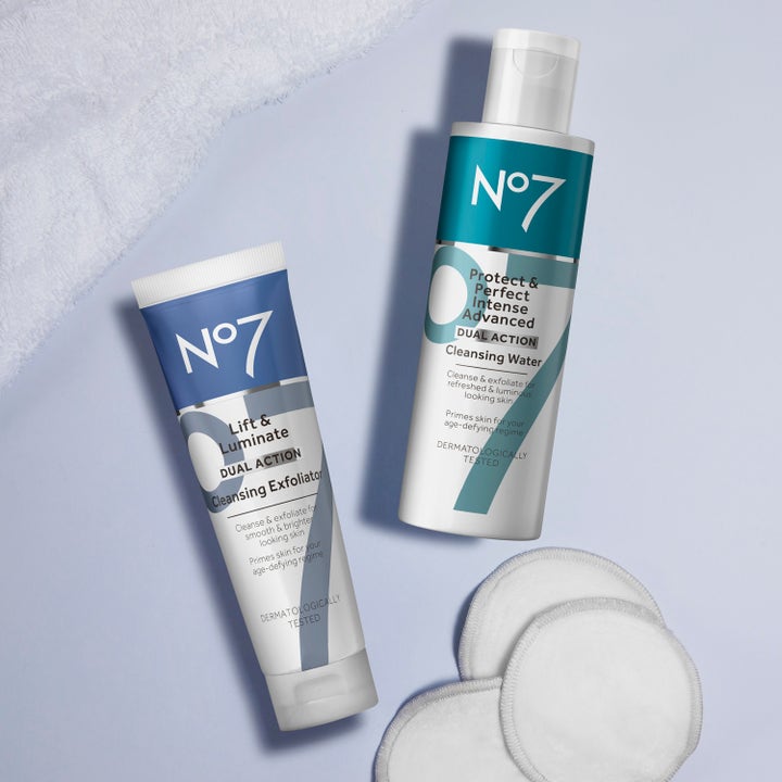No7 Protect & Perfect Intense Advanced Cleansing Water 200 ml ansiktsrengjøring i hvit flaske med bomullspads