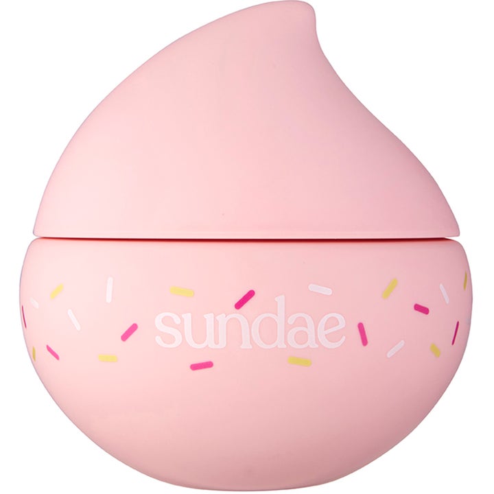 Sundae Body Cream fuktighetsgivende kroppskrem i en rosa krukke med fargerikt strøssel og et unikt virvlet lokk.