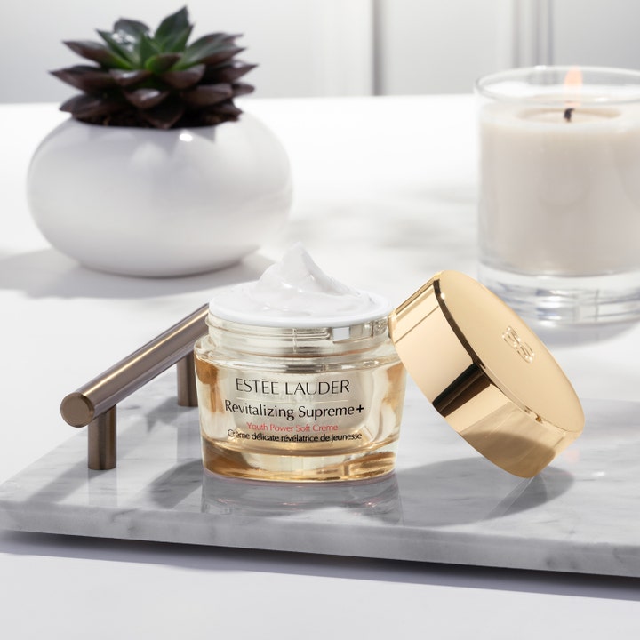 Estée Lauder Revitalizing Supreme + Soft Cream 50 ml ansiktskrem i gullfarget krukke med hvit tekstur