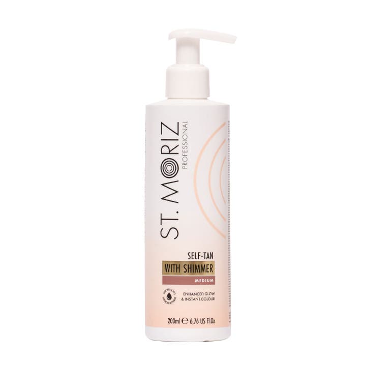 St. Moriz Insta-Grad Shimmer Tan 200 ml gir umiddelbar glød og farge i hvit pumpeflaske med ferskenfarget dekor.