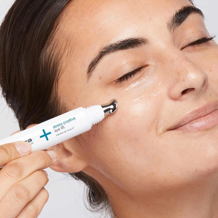 Dermalogica Stress Positive Eye Lift 25 ml øyekrem påføres med kjølende metalltupp for å dempe hevelser.