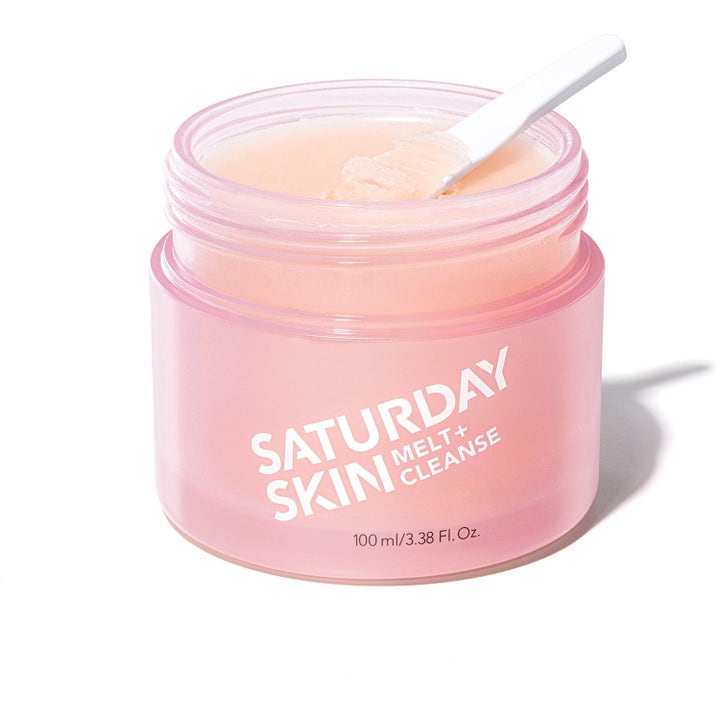 Saturday Skin Melt + Cleanse Makeup Melting Balm 100 ml i rosa glasskrukke med hvit spatel og myk balmtekstur