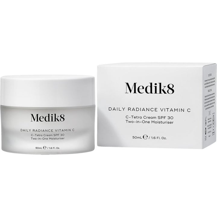 Medik8 Daily Radiance Vitamin C 50 ml ansiktskrem med SPF 30 i frostet glasskrukke og hvit eske