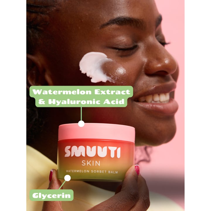 Smuuti Skin Watermelon Dew Sorbet Balm 100 ml ansiktsrens påføres som en myk krem på kinnet til en kvinne