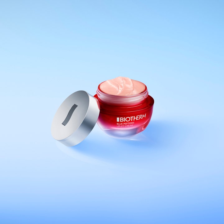Biotherm Blue Peptides Uplift Cream 50 ml ansiktskrem i rød krukke med lyserosa tekstur og sølvlokk