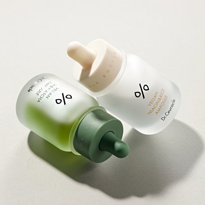 Dr. Ceuracle Vegan Niacin & Rice Ampoule 30 ml ansiktsserum i frostet glassflaske ved siden av grønn Matcha Ampoule