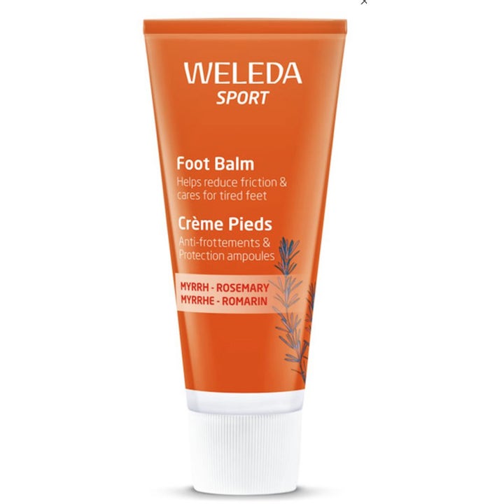 Weleda Sport Foot Balm pleiende fotkrem motvirker friksjon i en oransje tube med hvit kork og blått plantemotiv.
