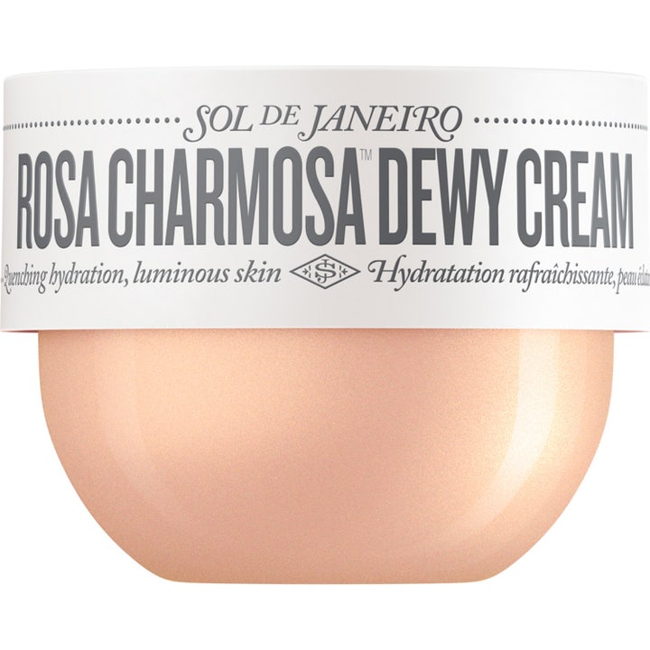 Sol de Janeiro Rosa Charmosa Dewy Cream fuktgivende kroppskrem i en skimrende ferskenfarget krukke med hvit etikett
