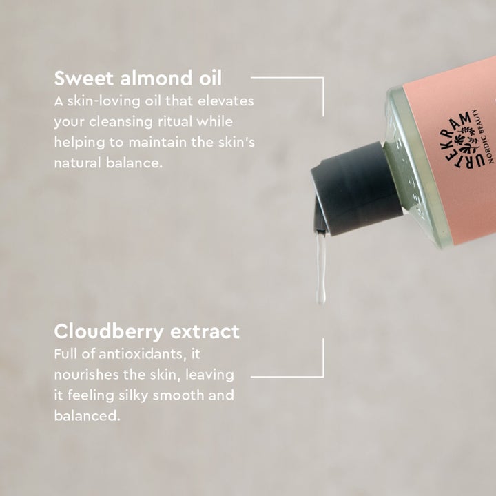 Urtekram Nordic Berry Creamy Body Wash 500 ml pleiende dusjsåpe med mandelolje og multer som drypper fra flasken