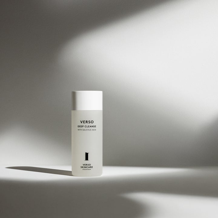 Verso N°1 Deep Cleanse 150 ml dyprensende ansiktsrens med salisylsyre i frostet flaske med dramatisk lys