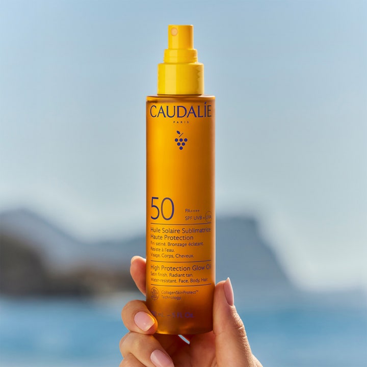 Caudalie Vinosun High Protection Glow Oil SPF50 150 ml i oransje sprayflaske gir huden glød ved havet