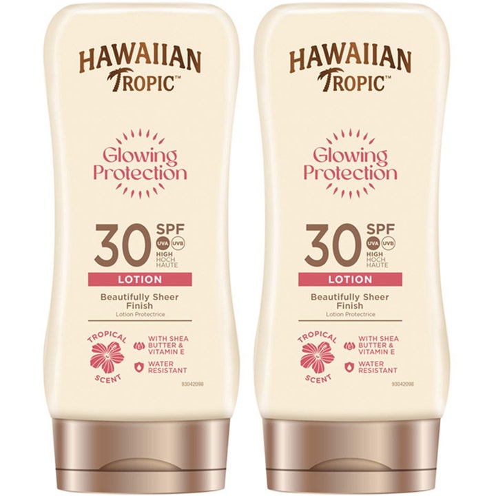 Hawaiian Tropic Glowing Protection SPF 30 solkrem med sheasmør i to beige flasker med bronsefargede korker