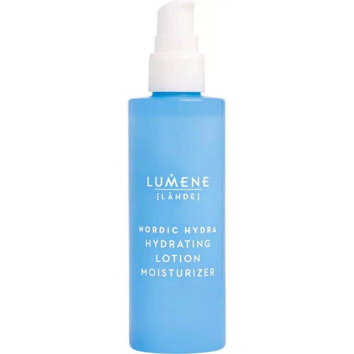 Lumene Nordic Hydra Hydrating Lotion fuktighetskrem som gir fukt i en lyseblå frostet flaske med hvit pumpe