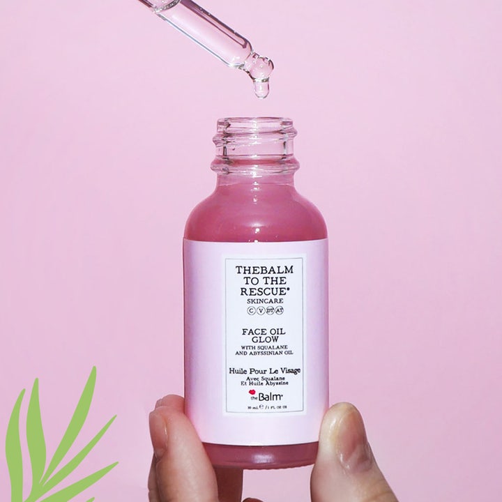 the Balm to the Rescue Face Oil Glow Serum 30 ml ansiktsolje gir glød med en pipette som drypper olje i flasken