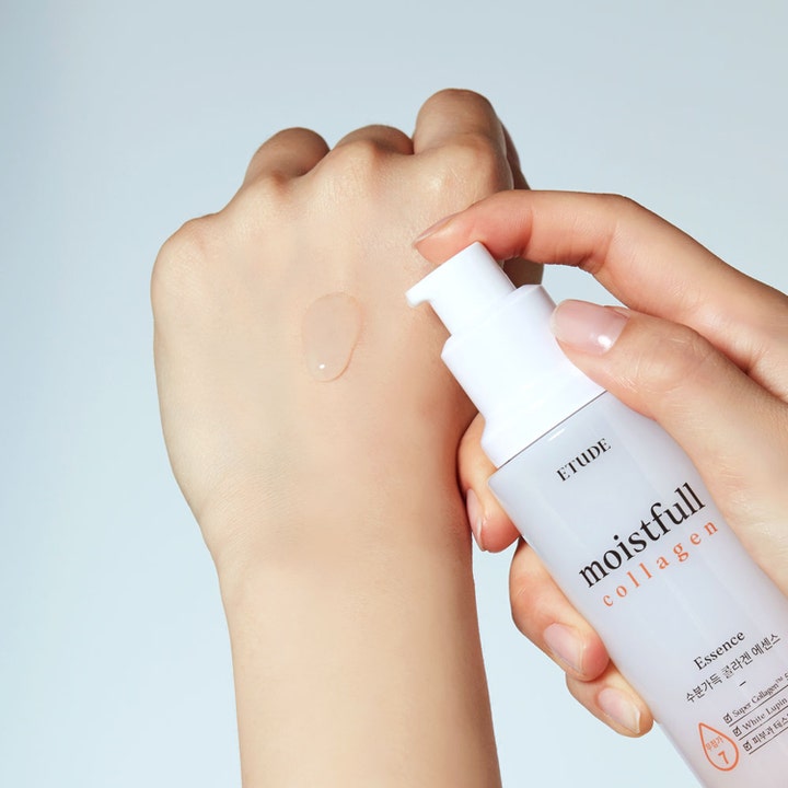 Etude Moistfull Collagen Essence 80 ml serum påføres håndryggen med hvit pumpeflaske