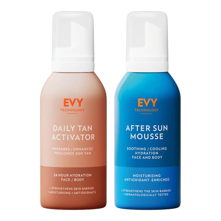 EVY Technology Daily Tan Activator og After Sun Mousse fuktgivende duo i beige og blå sprayflasker med hvite korker