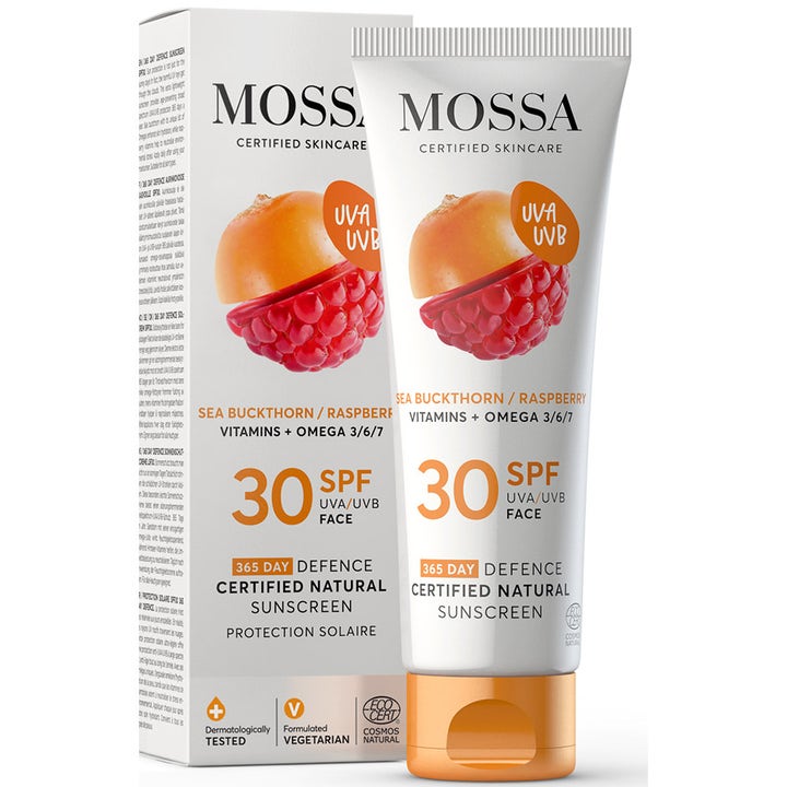 Mossa 365 Day Defence Sunscreen SPF 30 solkrem med tindved i hvit tube og eske dekorert med bær og oransje detaljer.