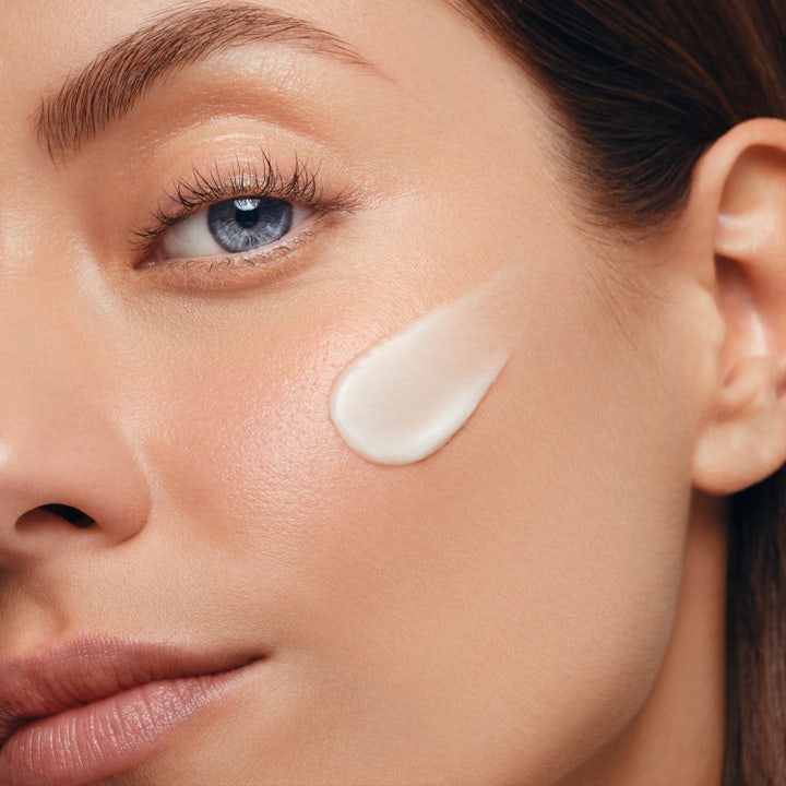 Biotherm Blue Pro-Retinol 50 ml fuktighetsgivende ansiktskrem mot rynker i blå glasskrukke med sølvlokk og vannbobler.