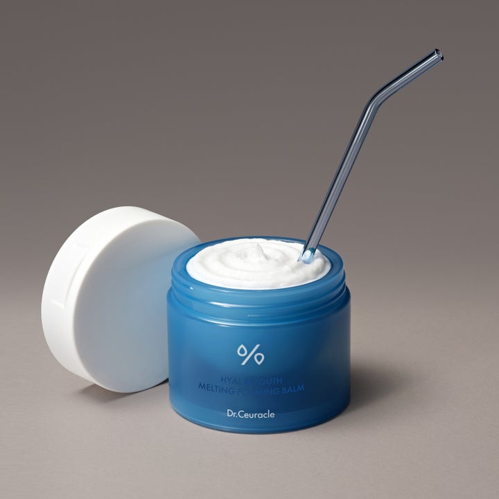 Dr. Ceuracle Hyal Reyouth Melting Foaming Balm 100 ml fuktighetsgivende ansiktsrengjøring i blå krukke med hvit tekstur