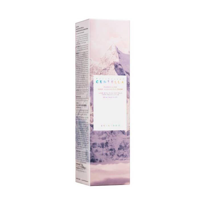 SKIN1004 Madagascar Centella Poremizing Deep Cleansing Foam 125 ml dyprens i hvit eske med lilla fjellmotiv