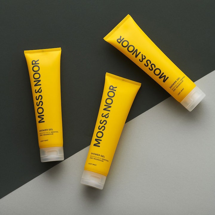 Moss & Noor After Workout Shower Gel 3 pack 450 ml oppfriskende dusjsåpe i tre gule tuber med mentol og sink