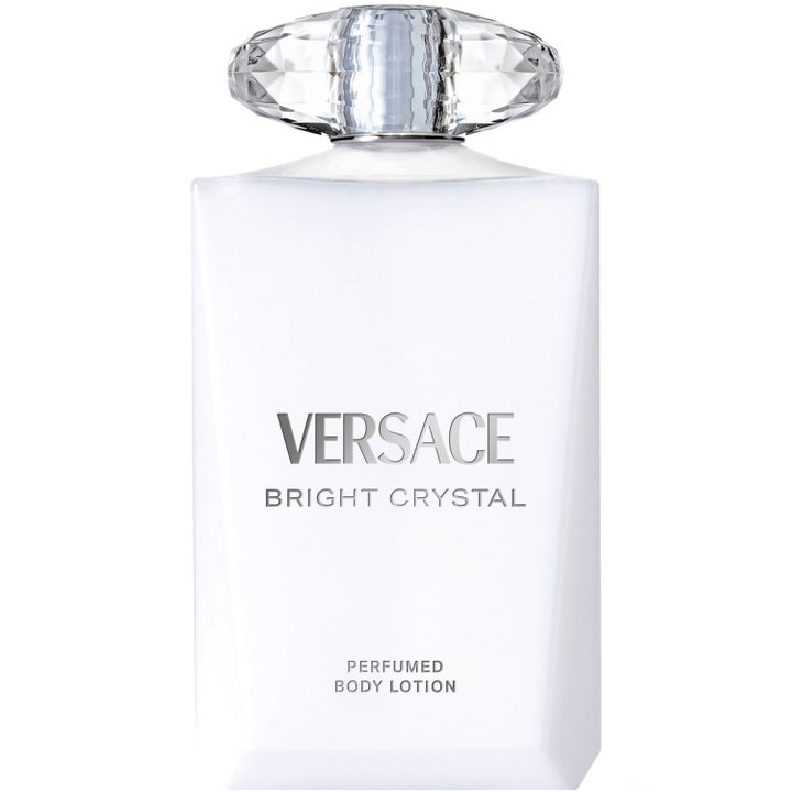Versace Bright Crystal Perfumed Body Lotion gir fuktighet i en elegant hvit flaske med stor slipt krystallkork.