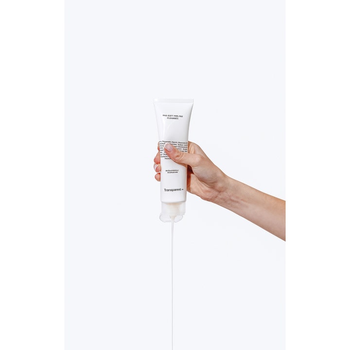 Niche Beauty Lab Transparent Lab pHa Soft Peeling Cleanser 150 ml eksfolierende ansiktsrens i hvit tube med rennende tekstur